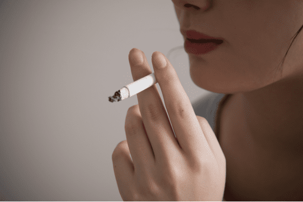 たばこを吸う女性
